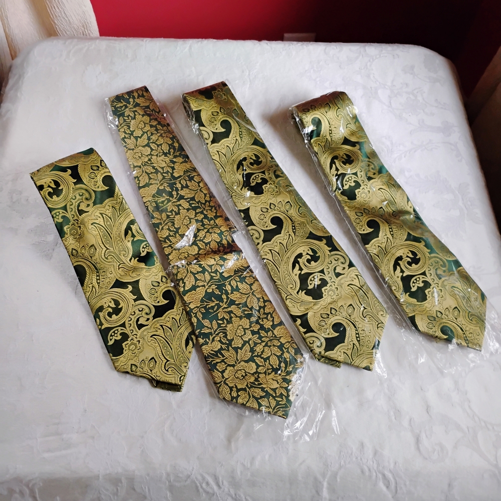 Elegant Gold and Green Paisley Tie Set